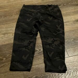 Zyia Dark Camo Crop Leggings Size 12